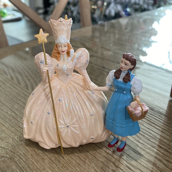 🎉HP🎉1998 Hallmark Ornament The Wizard of Oz Dorothy and Glinda, The Good Witch - Picture 3 of 7